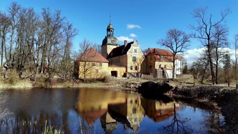 Tagsüber-Vom-Teich-In-Vidzeme,-Lettland-Zum-Schloss-Lielstraupe-Fliegen