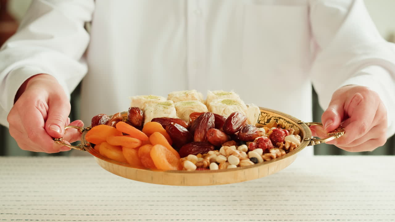 Un vassoio di frutta secca