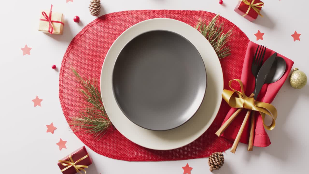 video de la configuración de la mesa de navidad con cubiertos en fondo blanco