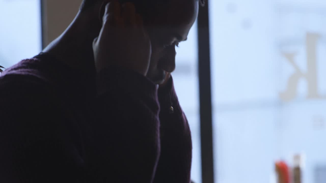 카페에서 이어폰을 착용 한 남자