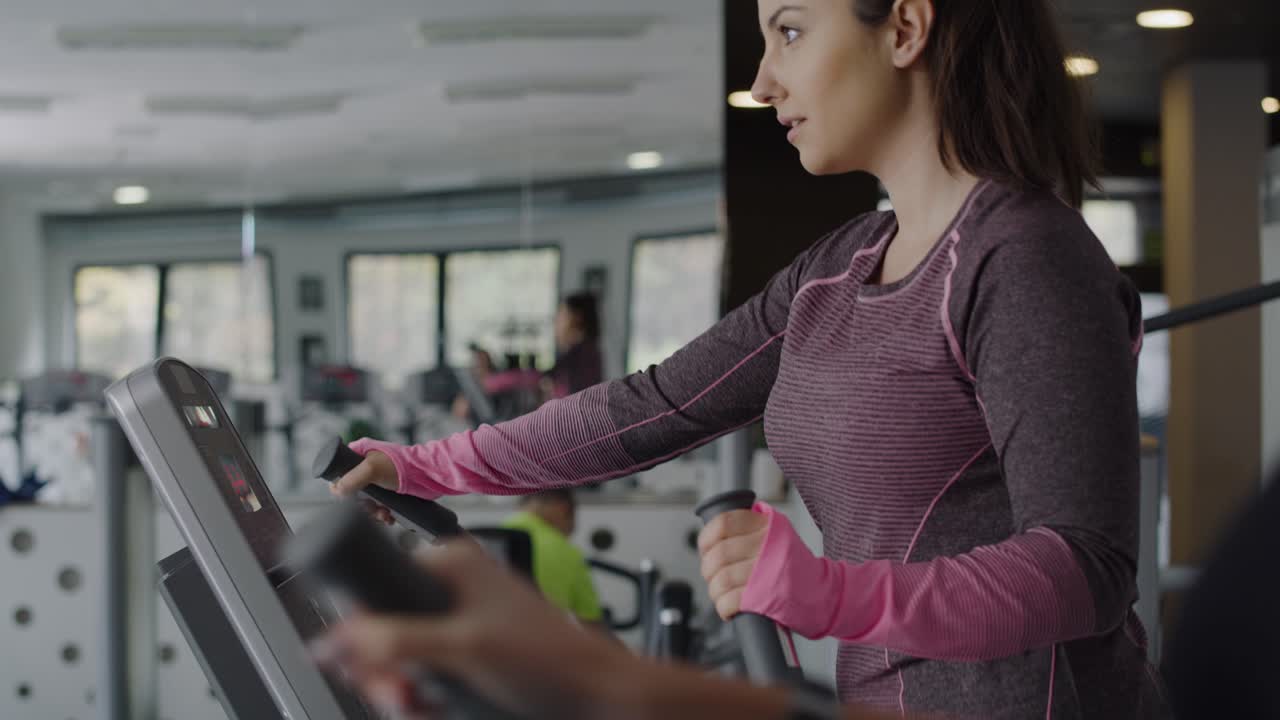 Ripresa a mano di giovane donna che si allena in palestra