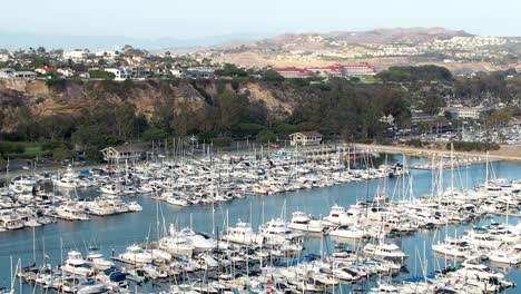 El-Puerto-Deportivo-En-Dana-Point---Vista-Aérea-Ascendente-Del-Puerto-Y-La-Comunidad-Circundante-De-San-Clemente,-California