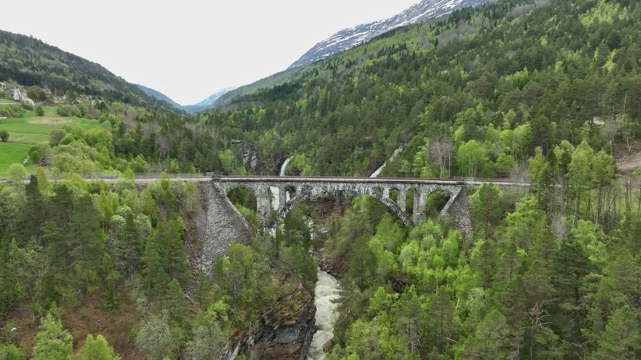 aerial que se acerca al histórico puente ferroviario de kylling que pasa por encima del río verma en rauma, noruega