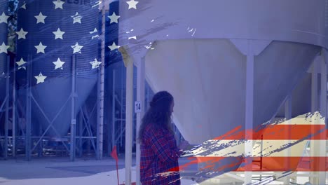animación de la bandera estadounidense ondeando sobre la mujer en el fondo