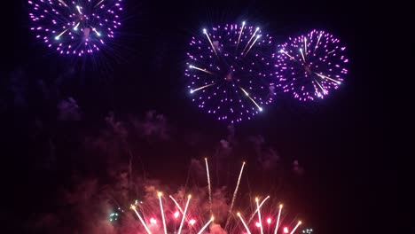 hermosa exhibición de trabajo de fuego colorido por la noche para la celebración en el festival
