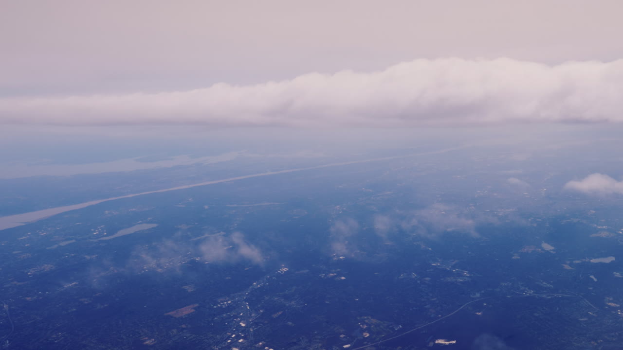 vista desde la ventana del avión hasta el suelo muy por debajo y las nubes