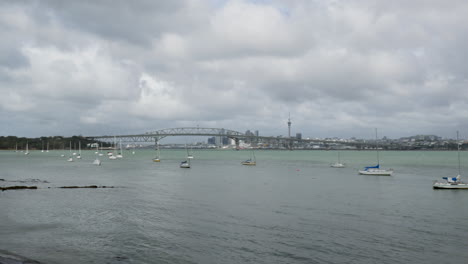 Timelapse-Con-Vistas-A-Auckland-Con-Yates-Y-El-Puente-Del-Puerto-De-La-Ciudad-Al-Fondo-En-Un-Día-Nublado-En-Nueva-Zelanda