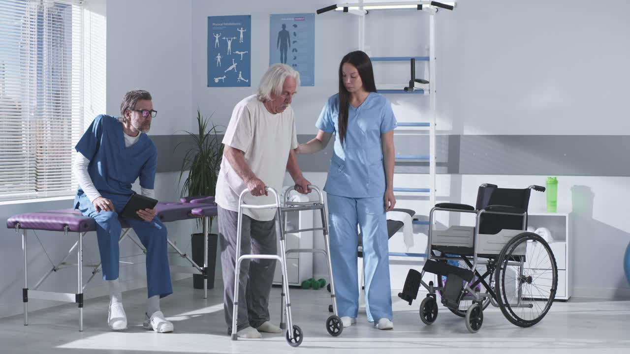 sesión de fisioterapia con un paciente de edad avanzada