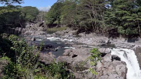 río que fluye que alimenta las cataratas del arco iris
