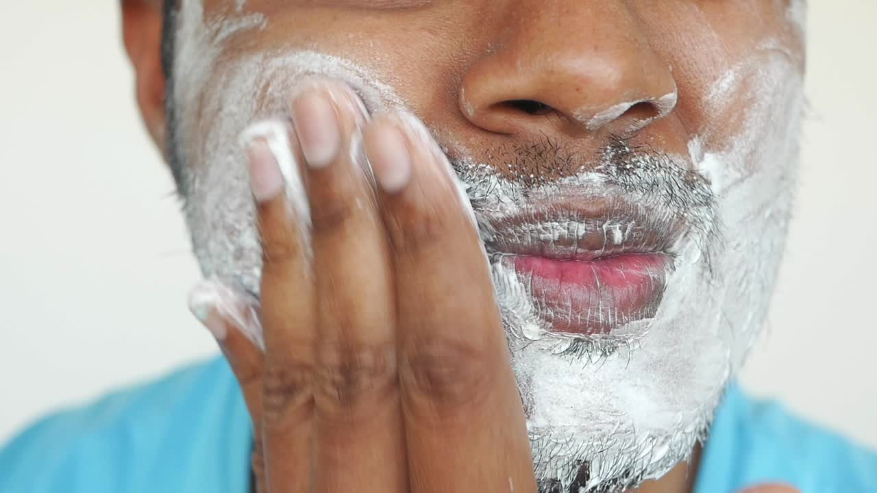 hombre afeitando la cara