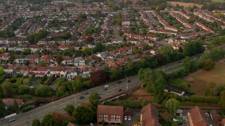 Ripresa aerea a bassa quota sull'area residenziale di Hounslow.