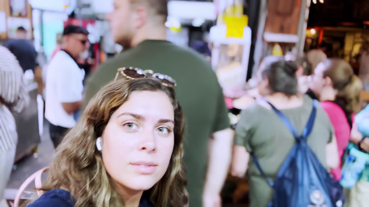 Jeune femme touriste se promenant dans un marché de rue animé