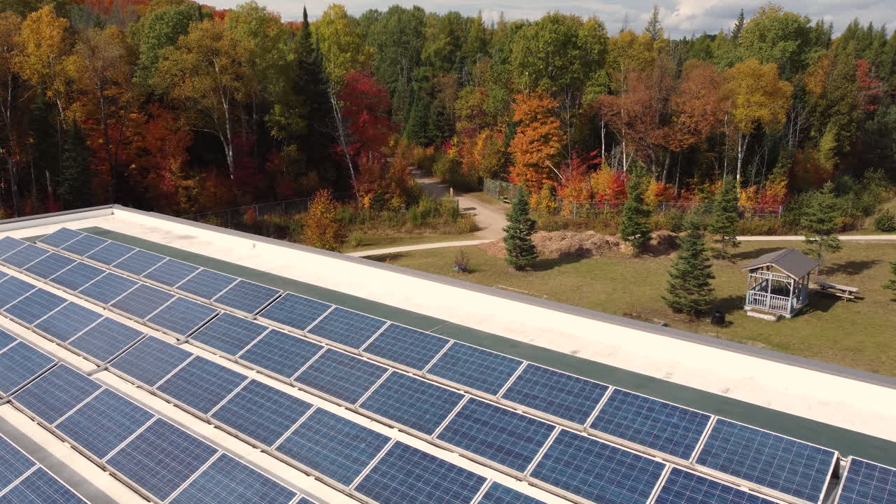 가을철에 알곤퀸 주립공원 안에 태양 전지판이 장착된 캠프장 위를 비행하는 드론