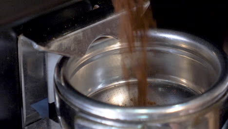 café siendo finamente molido en la máquina de espresso