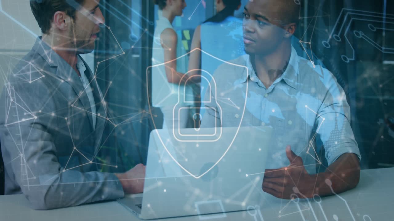 animación de un candado en el escudo sobre puntos conectados, diversos empresarios estrechando la mano después del acuerdo