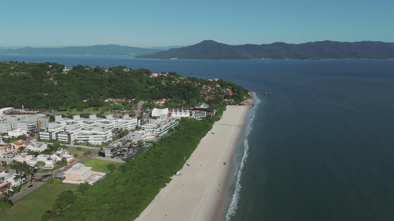 유레레 인터내셔널 해변, 유명한 p12 나이트클럽, 그리고 그 확장된 해안선을 공개합니다.