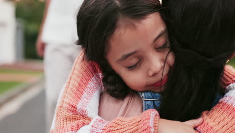 hijo, madre y abrazo al aire libre con amor