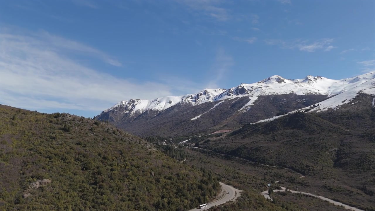 Vista panoramica aerea delle cime innevate del Cerro Catedral e delle tortuose strade di montagna a Bariloche, Argentina