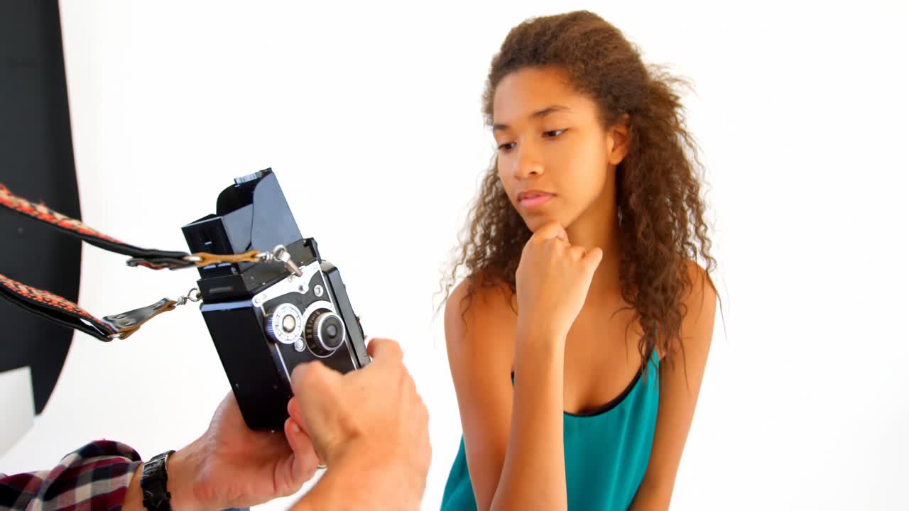 남성 사진작가와 모델이 사진 4k를 논의하고 있습니다.