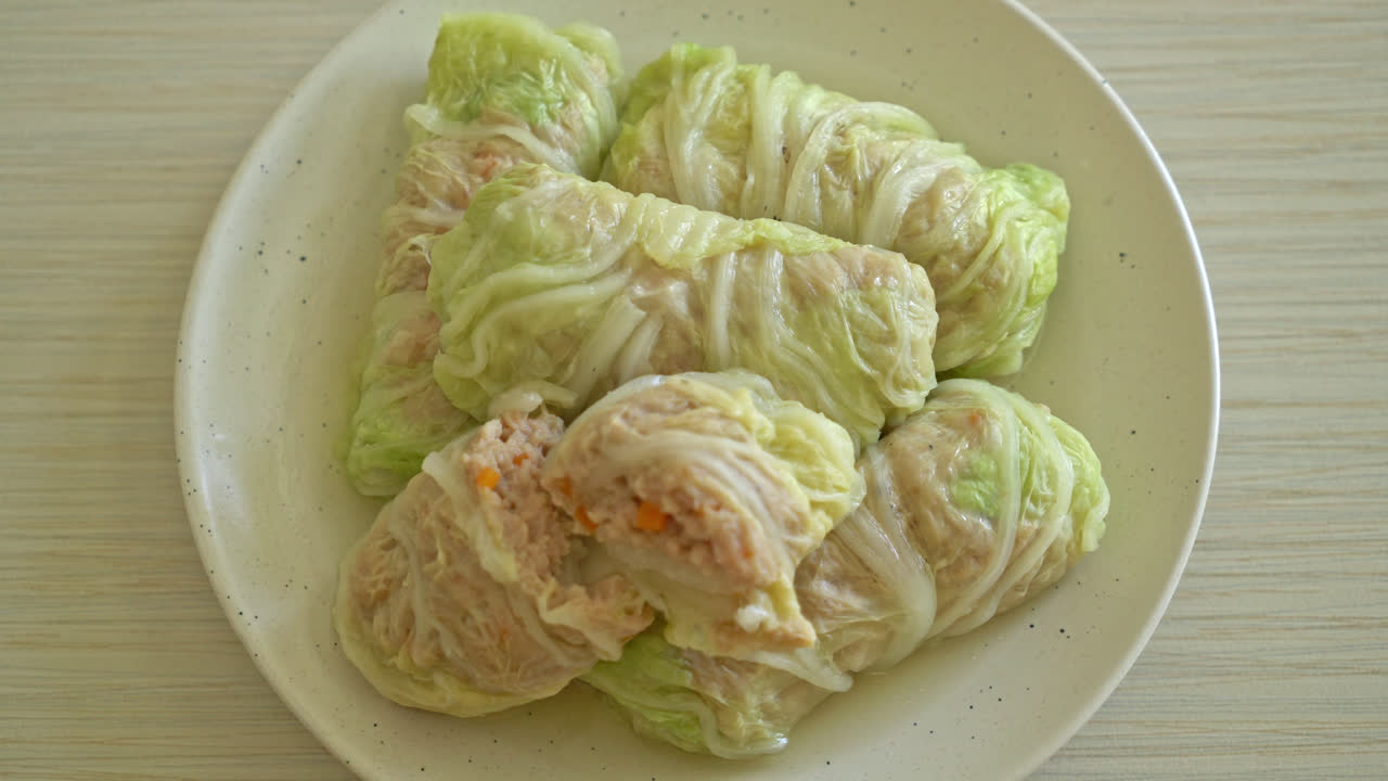 집에서 만든 다진 돼지고기를 배추에 싸서 먹거나 양배추로 찐다