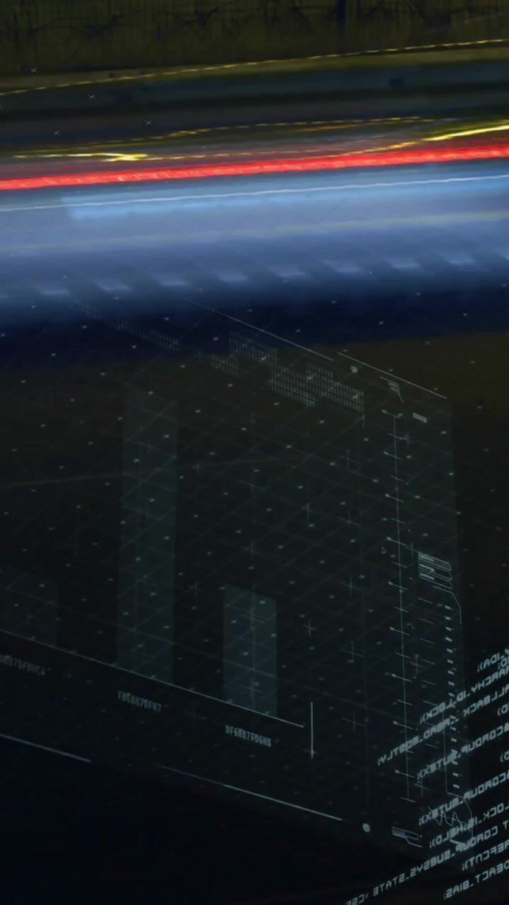Animazione di vari grafici e codice di programmazione in movimento su scie luminose di notte
