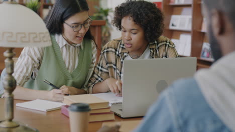 estudiantes que estudian en una biblioteca