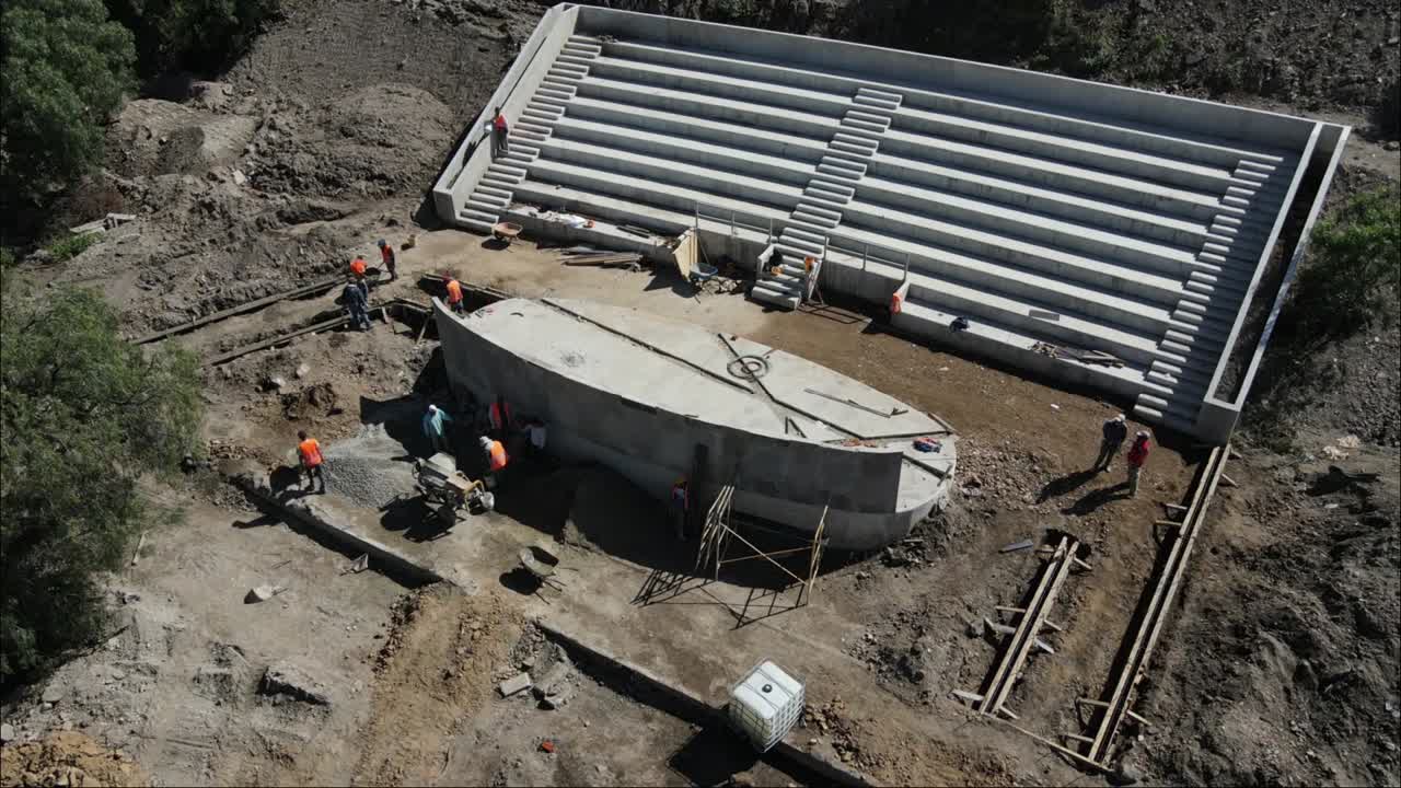 vista de drones de trabajadores de la construcción trabajando en un parque de la ciudad en méxico, video 4k