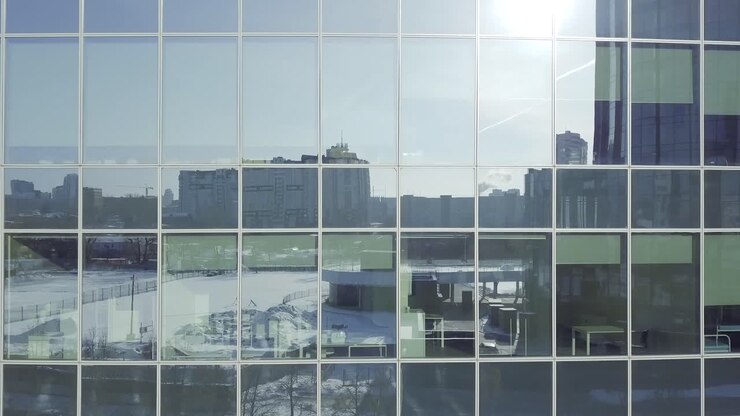 Edificio moderno con riflesso della città in inverno