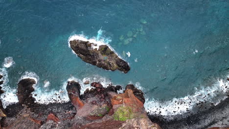 藍色大西洋水域和馬德拉的岩石海岸線