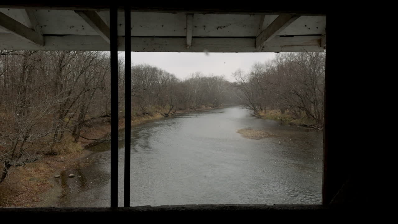 vista del río nevado desde un puente