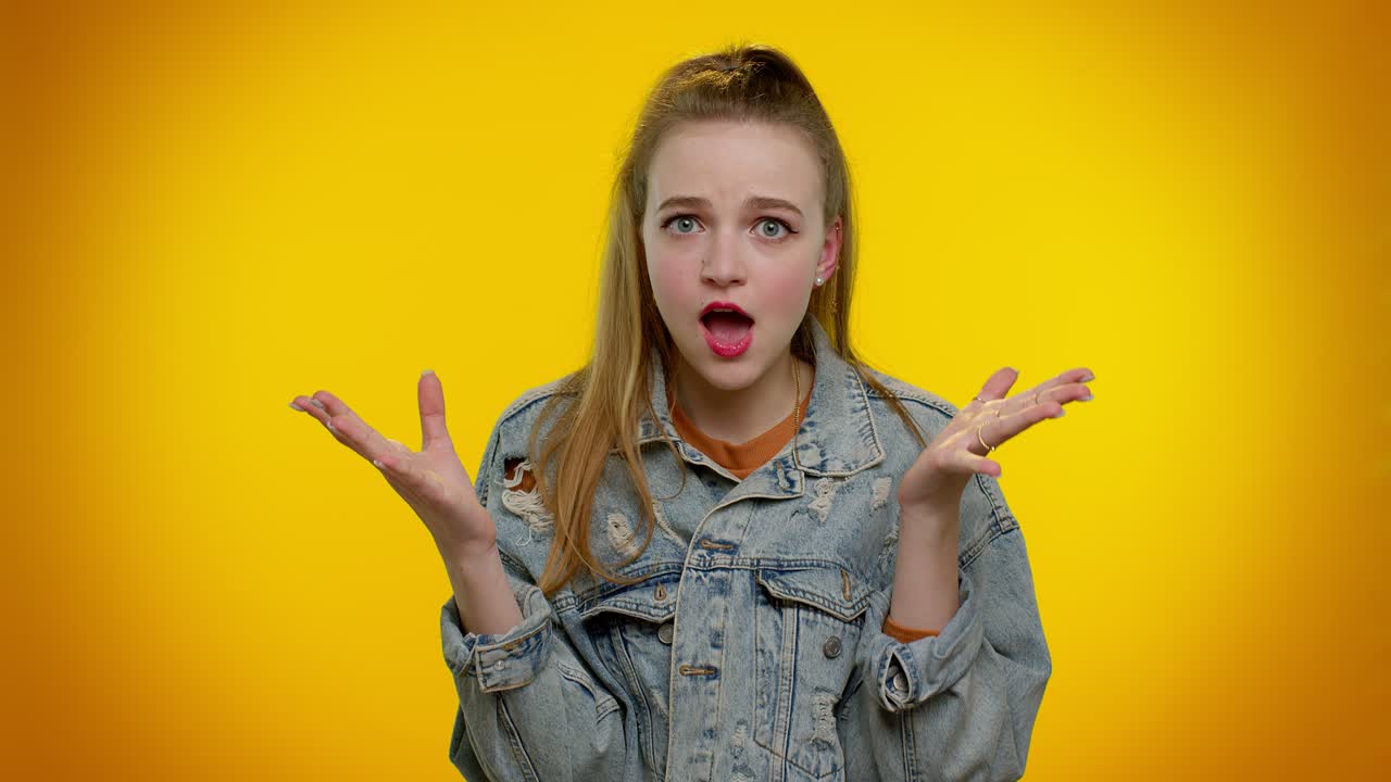 asombrada chica emocionada sorpresa mirando a la cámara con ojos grandes, conmocionada por la victoria repentina, wow emoción