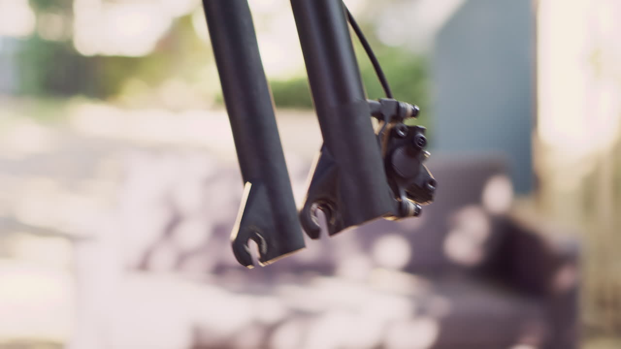 persona que desmonta una rueda de bicicleta dañada