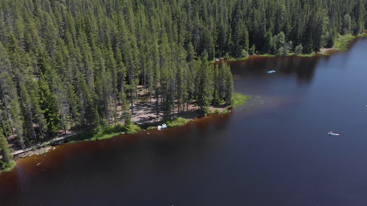 imágenes aéreas sobre el lago de montaña