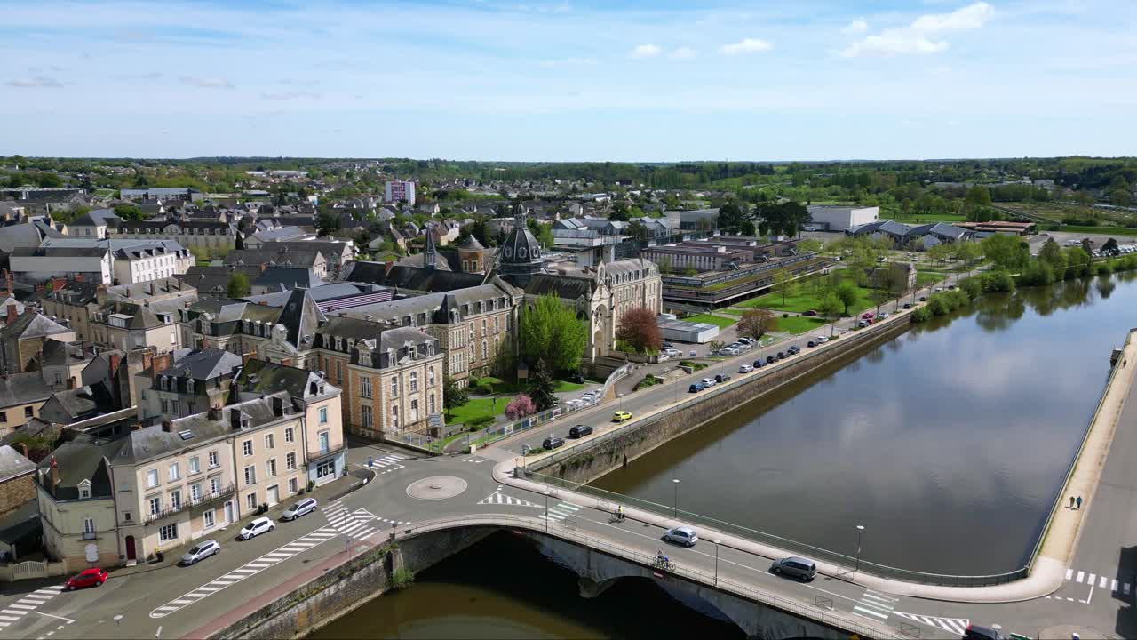 hospital chateau gontier en el fondo con el río mayenne y el puente, francia