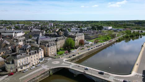 Hospital-Chateau-Gontier-Al-Fondo-Con-El-Río-Mayenne-Y-El-Puente,-Francia