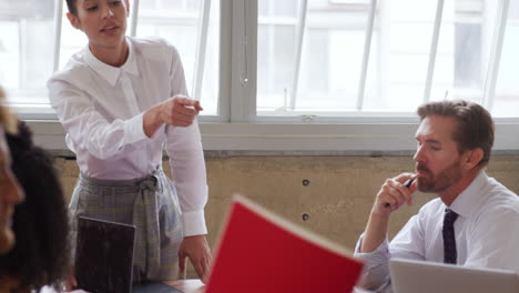 Female-boss-leading-a-meeting-with-colleagues,-close-up