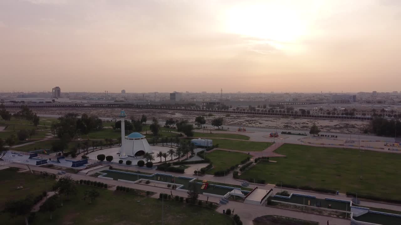 edificios de arquitectura del parque de vida en la ciudad de dammam, vista ascendente de drones