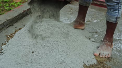 trabajadores indios descalzos trabajando en el sitio de construcción como contratistas sin protección