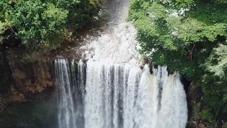 Drohne-Luft-Wasserfall-Vorwärts-Bewegen-Grüne-Wälder-Hawaii