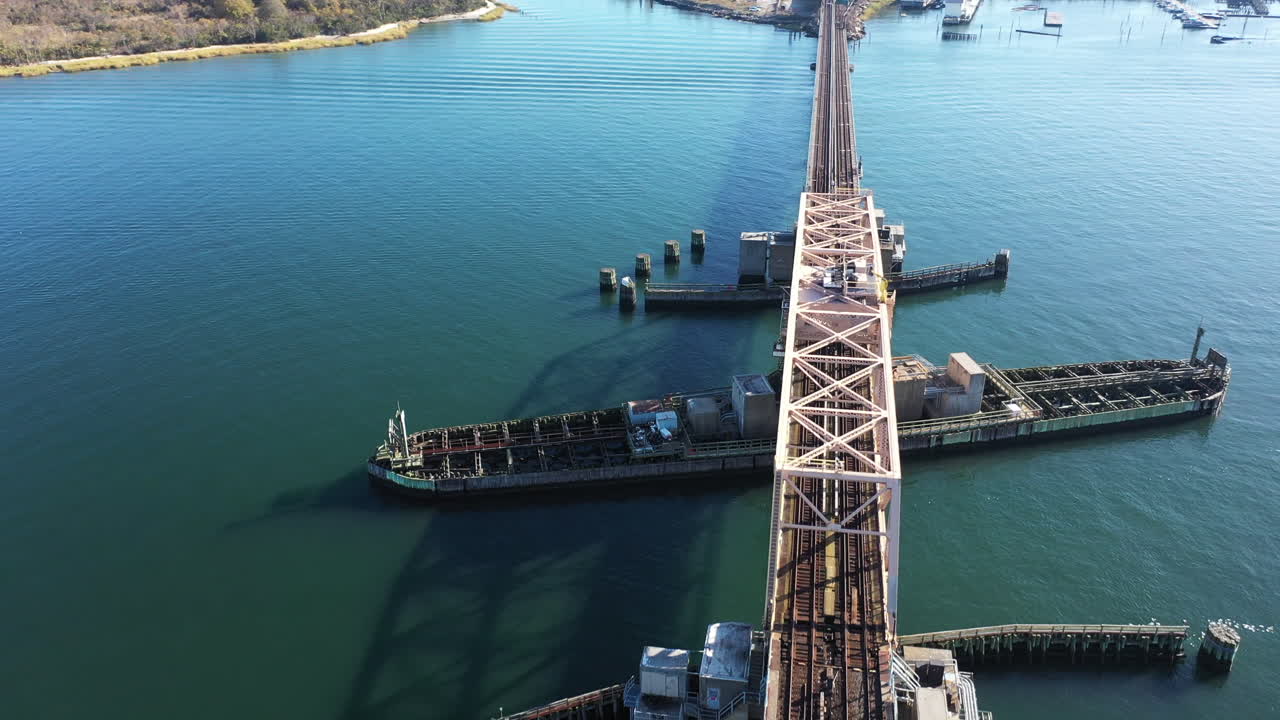 뉴욕주 퀸즈의 만을 가로지르는 고가 철로 위의 공중 촬영