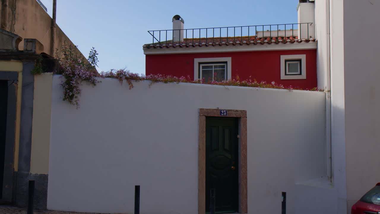 signo de número en la puerta de madera de un viejo edificio en portugal