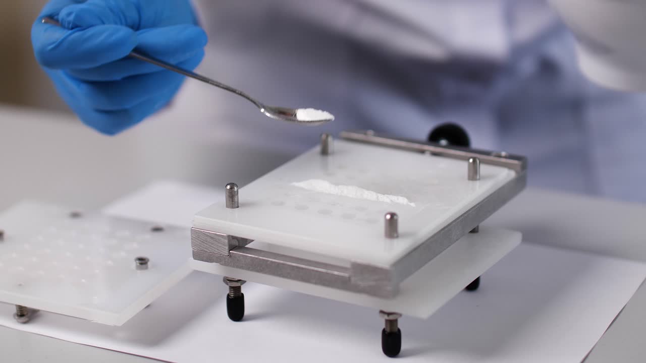 la máquina de cápsulas en la farmacia está llena de polvo