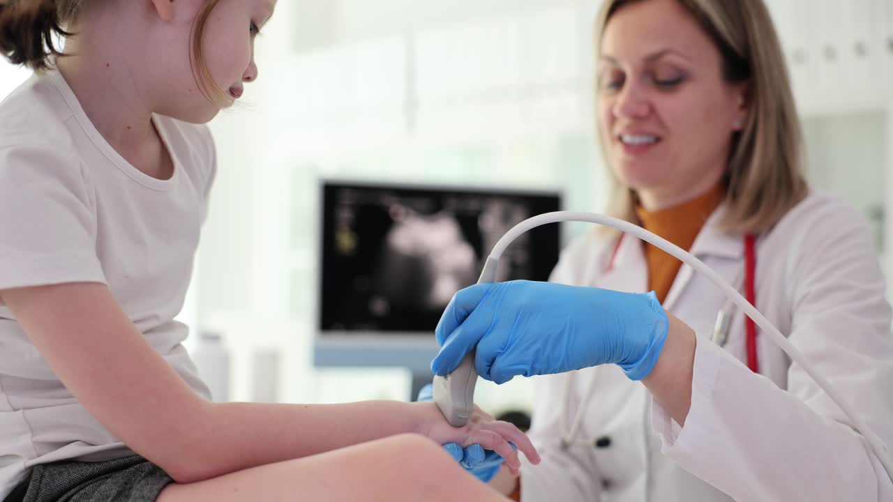 Criança sendo submetida a um exame de ultrassom por um médico
