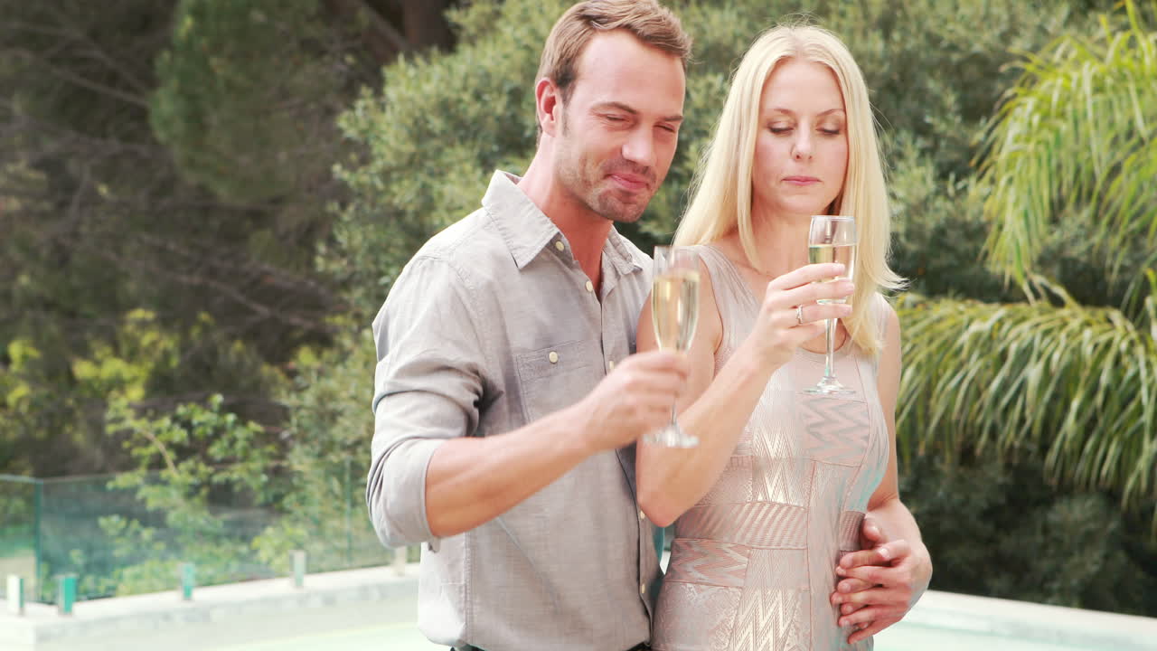 una pareja feliz bebiendo champán.