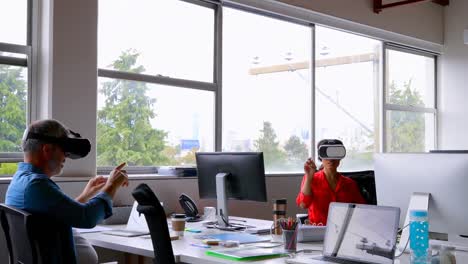 Führungskräfte-Nutzen-Virtual-Reality-Headset-Am-Schreibtisch-4k