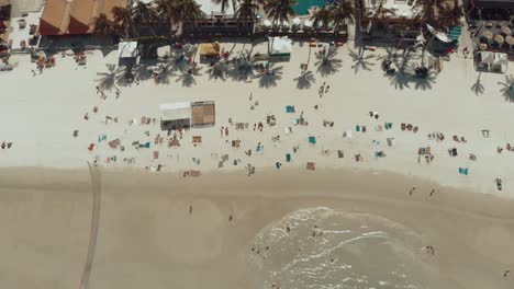 Vista-Aérea-De-La-Playa-Gente-Relajante-Jugando-Tomando-El-Sol-En-Vacaciones