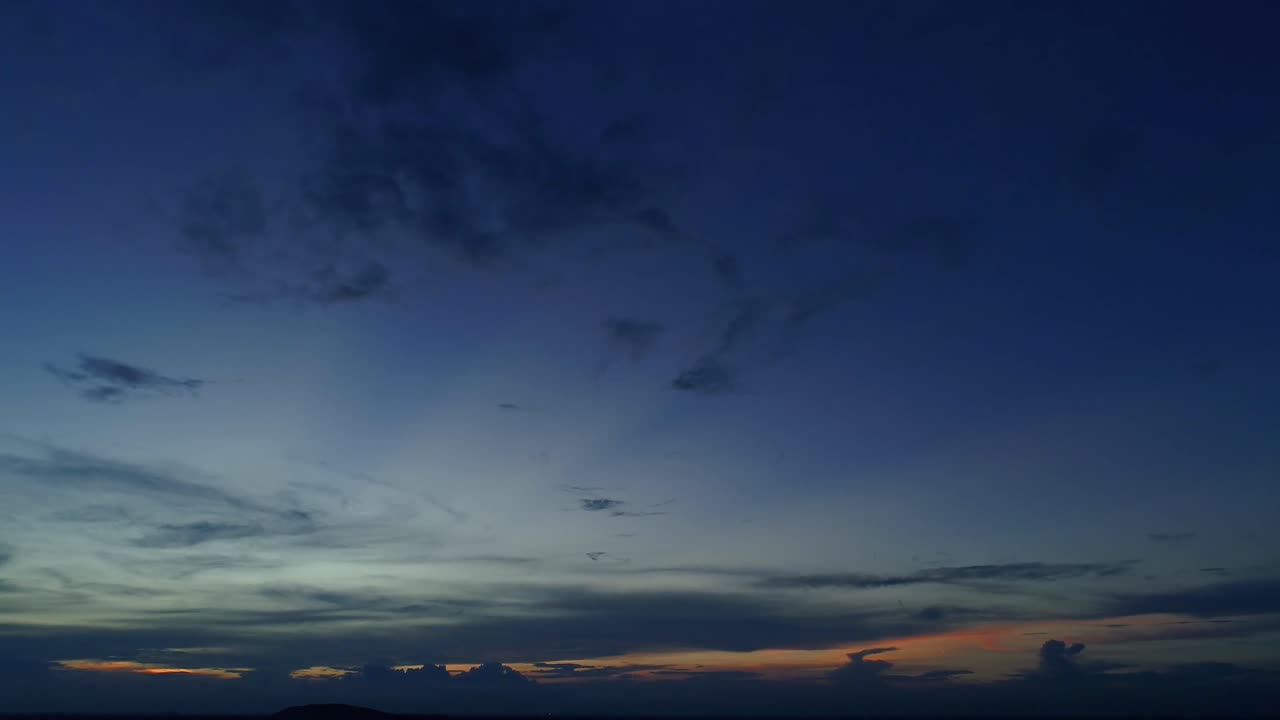 도시의 불빛과 고속도로를 드러내는 일몰 동안의 파란 시간에 대한 항공 영상