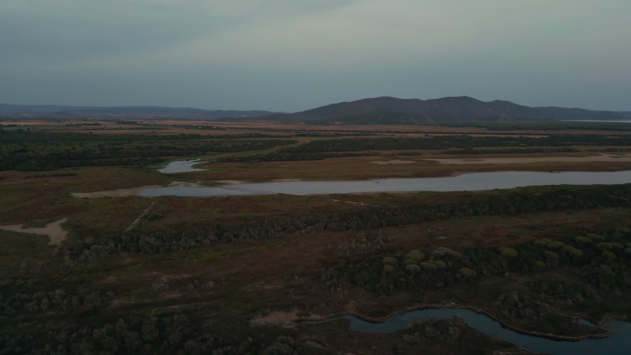puesta de sol en el parque nacional maremma con cielo nocturno cinematográfico en toscana, italia