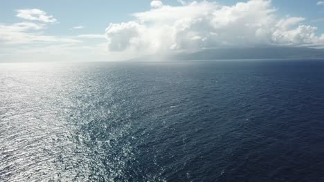 Pacíficas-Olas-Del-Océano-Con-Grandes-Nubes