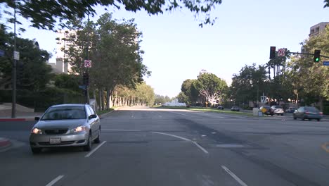 Ein-Auto-Fährt-Eine-Straße-In-Der-Jahrhundertstadt-Los-Angeles-Entlang,-Gesehen-Durch-Die-Heckscheibe-4